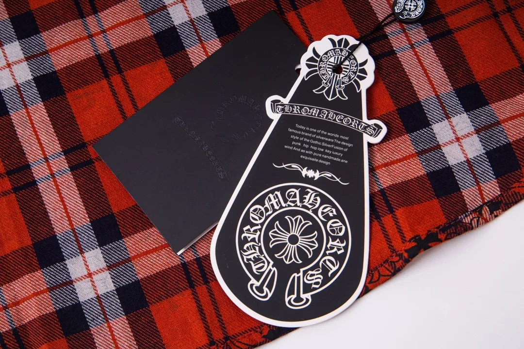 P240 Model No. Y650 CHROME HEARTS/CHROOME HEARTS CH All-over printed dark flower long-sleeved shirt. Custom-woven and dyed pure cotton sesame bottom plaid fabric. The finished fabric is then printed with dark flowers. The whole garment is hand-cut on the grid. The labor cost is high at the end of the year. Genuine leather hand-embroidered sleeves. High-quality distressed children's flower four-button buttons. The first batch on the entire network. Color: black red size: S-XL